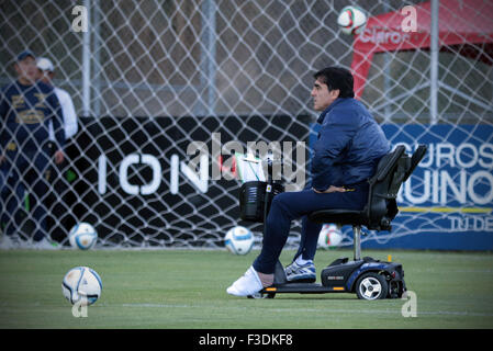 Santiago, Ecuador. 5 Ottobre, 2015. Gustavo Quintero, head coach della Ecuador la nazionale di calcio, partecipa a una sessione di formazione di Quito, capitale dell'Ecuador, il 5 ottobre 2015. Ecuador sarà giocare con l'Argentina il 8 ottobre a Buenos Aires in un match di qualificazione per la FIFA Russia 2018 Coppa del Mondo di calcio. © Santiago Armas/Xinhua/Alamy Live News Foto Stock