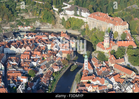 VISTA AEREA. Castello medievale con vista sul centro storico e sul fiume Moldava. Ceský Krumlov, Boemia, Repubblica Ceca. Foto Stock