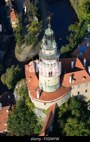 VISTA AEREA. Torre del Castello con vista sul fiume Moldava. Ceský Krumlov, Boemia, Repubblica Ceca. Foto Stock