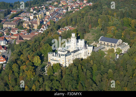 VISTA AEREA. Castello di Hluboká si affaccia sulla città medievale di Hluboká nad Vltavou. Boemia, Repubblica Ceca. Foto Stock