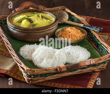 Bianco curry di patate con tramogge stringa e sambol pol. Sri Lanka il cibo Foto Stock