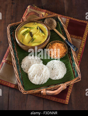 Bianco curry di patate con tramogge stringa e sambol pol. Sri Lanka il cibo Foto Stock