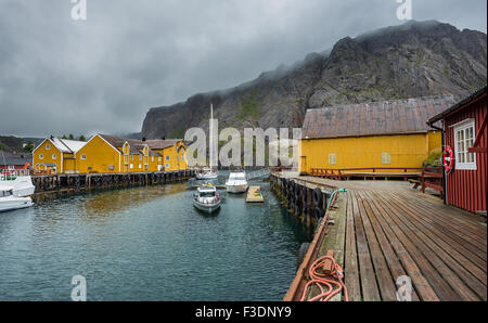 Una popolare destinazione turistica e il villaggio di pescatori di Nusfjord sulle isole Lofoten in Norvegia Foto Stock