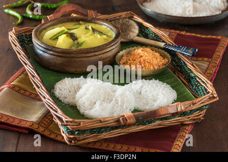 Bianco curry di patate con tramogge stringa e sambol pol. Sri Lanka il cibo Foto Stock