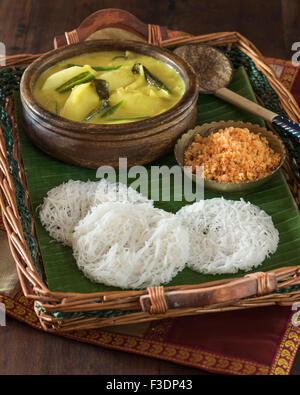 Bianco curry di patate con tramogge stringa e sambol pol. Sri Lanka il cibo Foto Stock