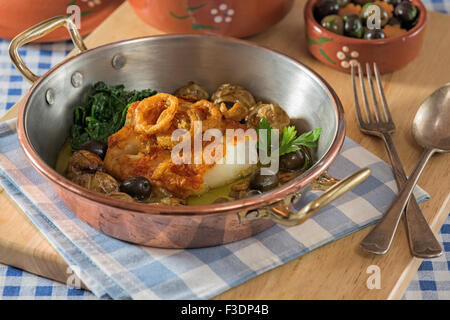 Bacalhau à Lagareiro. Baccalà in olio di oliva. Portogallo il cibo Foto Stock