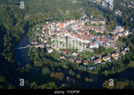 VISTA AEREA. Borgo medievale all'interno di un meandro sulla riva sinistra del fiume Ohře. Loket, Boemia, Repubblica Ceca. Foto Stock