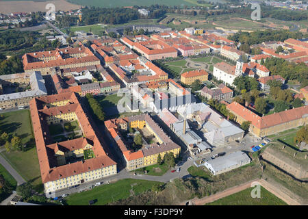 VISTA AEREA. Fortezza militare della fine del 18th secolo, e un campo di concentramento durante la seconda guerra mondiale. Terezín (Theresienstadt in tedesco), Repubblica Ceca. Foto Stock