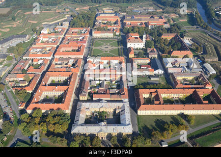 VISTA AEREA. Fortezza militare della fine del 18th secolo, e un campo di concentramento durante la seconda guerra mondiale. Terezín (Theresienstadt in tedesco), Repubblica Ceca. Foto Stock