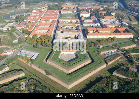 VISTA AEREA. Fortezza militare della fine del 18th secolo, e un campo di concentramento durante la seconda guerra mondiale. Terezín (Theresienstadt in tedesco), Repubblica Ceca. Foto Stock