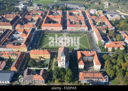 VISTA AEREA. Fortezza militare della fine del 18th secolo, e un campo di concentramento durante la seconda guerra mondiale. Terezín (Theresienstadt in tedesco), Repubblica Ceca. Foto Stock