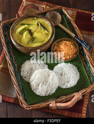 Bianco curry di patate con tramogge stringa e sambol pol. Sri Lanka il cibo Foto Stock