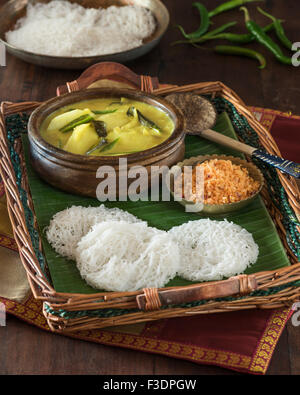 Bianco curry di patate con tramogge stringa e sambol pol. Sri Lanka il cibo Foto Stock