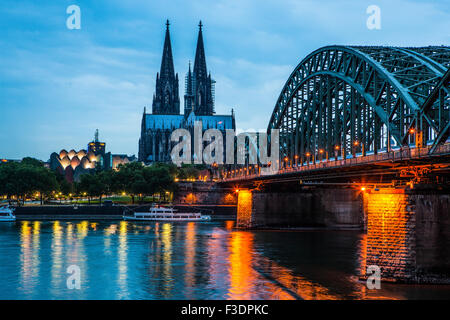 Ponte di Hohenzollern e Cattedrale di Colonia sul Reno di notte, Colonia, Germania Foto Stock