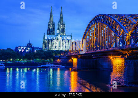 Ponte di Hohenzollern e Cattedrale di Colonia sul Reno di notte, Colonia, Germania Foto Stock