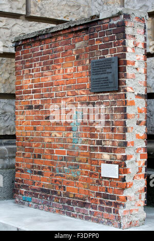 Placca su un pezzo del muro, una volta presso il Cantiere di Danzica, Bundestag, Berlino, Germania Foto Stock