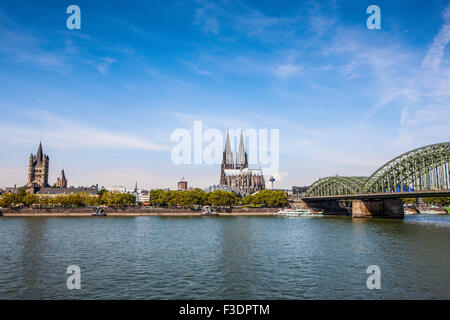 Ponte di Hohenzollern e Cattedrale di Colonia, il Reno, Colonia, Germania Foto Stock