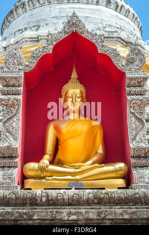 Golden Budda in chedi a Wat Buppharam, Chiang Mai Foto Stock