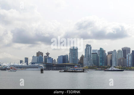 Vista sul moderno Vancouver Convention & Exhibition Centre su Vancouver waterfront, British Columbia, Canada, America del Nord. Foto Stock