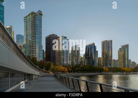 Passeggiata sul lungomare al Coal Harbour Marina, Vancouver, British Columbia, Canada, America del Nord. Foto Stock