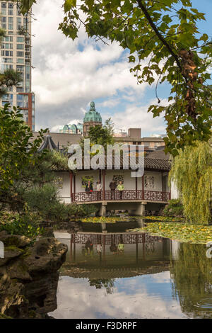 Tempio di riflessioni in Dr. Sun Yat-Sen classico giardino Cinese & Park, a Chinatown, Vancouver, British Columbia, Canada. Foto Stock