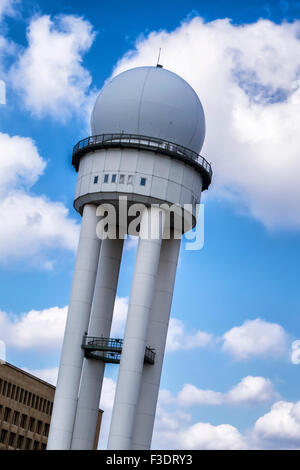 Berlin Tempelhof Airport, Flughafen Berlino-tempelhof THF, radar torre di obsoleto ex edificio aeroportuale Foto Stock