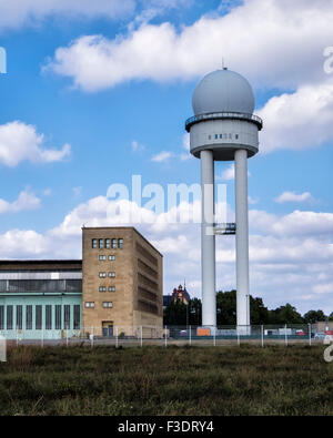 Berlin Tempelhof Airport, Flughafen Berlino-tempelhof THF, radar torre di obsoleto ex edificio aeroportuale Foto Stock