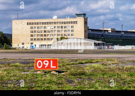 Berlin Tempelhof Airport, Flughafen Berlino-tempelhof THF, obsoleto ex aeroporto degli edifici e delle piste di atterraggio e di decollo Foto Stock