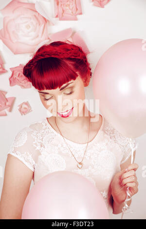 Splendidamente romantico dai capelli rossi ragazza in un contemporaneo studio impostazione Foto Stock