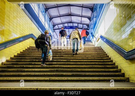 Tempelhof S-Bahn stazione ferroviaria entrata e scale con persone che entrano, Berlino, Germania, Europa UE Foto Stock