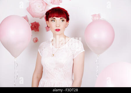 Splendidamente romantico dai capelli rossi ragazza in un contemporaneo studio impostazione Foto Stock