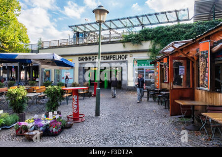 Bahnhof di Berlino Tempelhof, S-Bahn stazione ferroviaria esterno, impianto shop e caffetteria Foto Stock