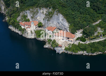 VISTA AEREA. Monastero su una scogliera si affacciano sulla riva del Lago maggiore. Eremo di Santa Caterina, Leggiuno, Provincia di Varèse, Lombardia, Italia. Foto Stock
