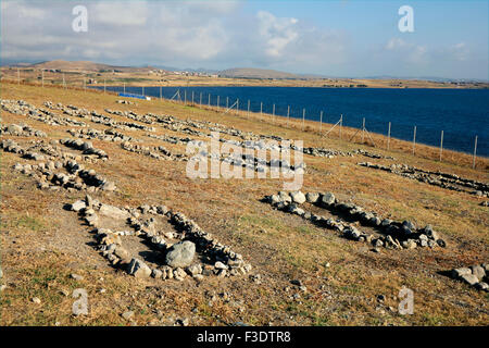 Russian-Cossack Guerra civile cimitero e croci fatte da rocce segnano il luogo di sepoltura dei caduti di fronte Sharpi villaggio in bkg Foto Stock