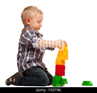 Il bambino gioca con la costruzione di blocchi di giocattolo isolato su bianco Foto Stock