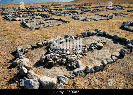 A forma di croce tumuli sulla zona di sepoltura nel cimitero Russian-Cossack sulla punta del capo, vecchio villaggio Pedino, Lemnos island Foto Stock