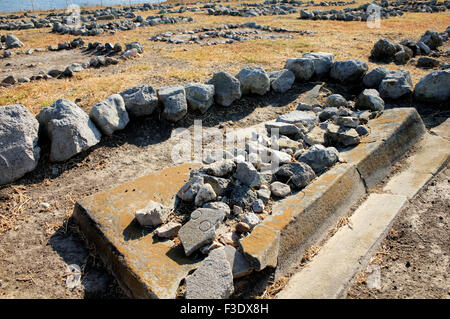 La guerra civile Russian-Cossack casualty keystone e rocce che costituiscono il suo perimetro. Punta hill, vecchio pedino (Pesperago) villaggio. Lemnos Foto Stock