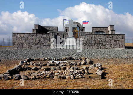 Il Russian-Kozak Memorial e la sua pietra perimetrale a parete realizzati dettagli architettonici. Punta hill, Limnos Island, Grecia Foto Stock