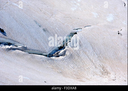 Crepaccio nel campo sul ghiacciaio a La Meije, sulle Alpi francesi, Francia Foto Stock