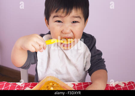 Allattamento Se stesso con un cucchiaio Foto Stock