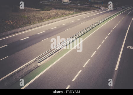 Autostrada attraverso la Francia durante l'estate. Vista superiore Foto Stock