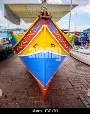 Barche colorate chiamato Luzzus di Marsaxlokk. Un luzzu è un tradizionale colorate barche da pesca Foto Stock
