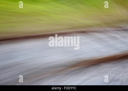 Verso il basso sulle vie - una violazione intenzionale di movimento della telecamera in astratto Ravenstor stazione in Wirksworth, Derbyshire Foto Stock