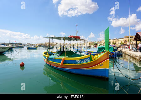 Barche colorate chiamato Luzzus di Marsaxlokk. Un luzzu è un tradizionale colorate barche da pesca. Foto Stock
