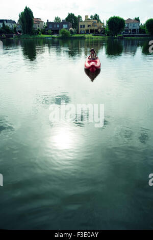 Ragazza in kayak Foto Stock