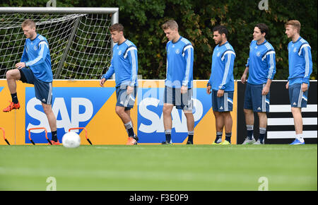 Francoforte, Germania. Il 6 ottobre, 2015. Giocatori nazionali Andre Schuerrle (L-R), Max Kruse, Matthias Ginter Kevin Volland, Sebastian Rudy, e Marco Reus fare esercizi durante il corso di formazione per la squadra nazionale di gioco del calcio in Frankfurt am Main, Germania, 06 ottobre 2015. Il tedesco della Associazione Football team si sta preparando per la Coppa Europea il qualificatore match contro l'Irlanda a Dublino il 08 ottobre 2015. Credito: dpa picture alliance/Alamy Live News Foto Stock