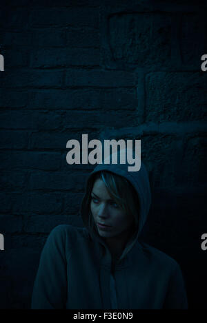 Donna che indossa felpa con cappuccio sul freddo giorno Foto Stock