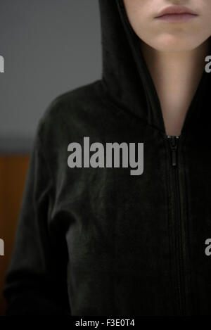 Donna che indossa felpa con cappuccio, ritratto Foto Stock