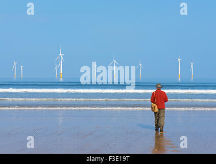 Uomo a camminare sulla spiaggia di Redcar, Cleveland, England Regno Unito Foto Stock
