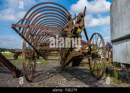 Vecchio e rotture di rusty macchina per separare il fieno nei campi Foto Stock